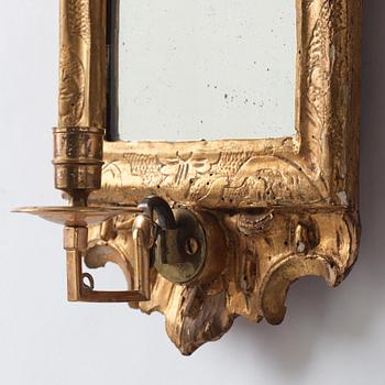 A pair of Italien 18th/19th Century one-light girandole mirrors.