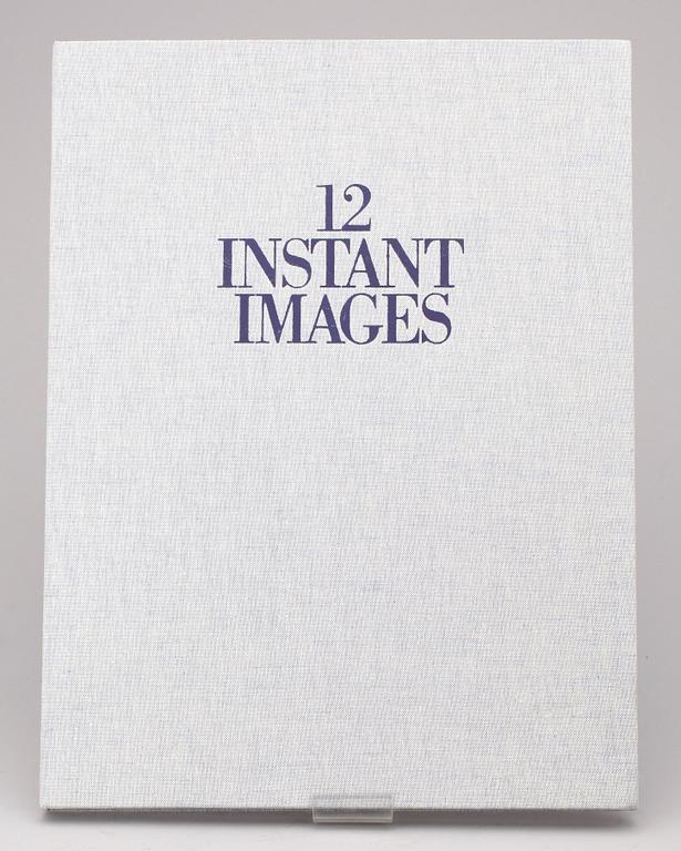 FOTOGRAFISK MAPP, "12 Instant Images", utgiven av Polaroid, bl a Helmut Newton, Rita Khomann. Sign i tryck. 1974-75.