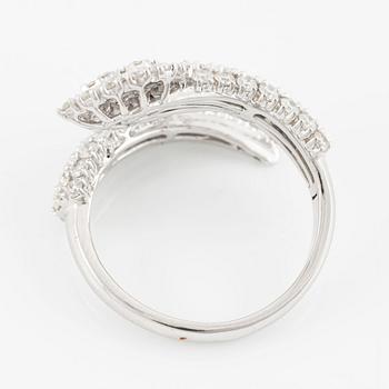 Ring in the form of a stylised snake, 18K white gold set with brilliant-cut diamonds.