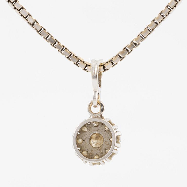 Pendant, 18K white gold set with brilliant-cut diamonds, and chain.