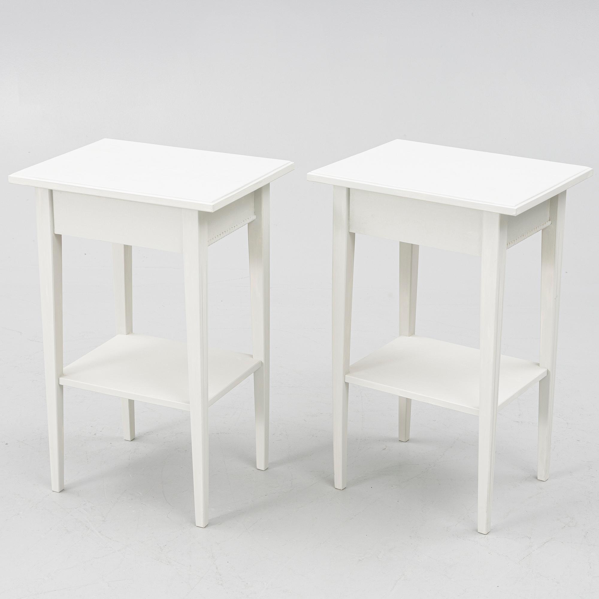 Sängbord, ett par, gustaviansk stil, samtida tillverkning.