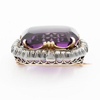 A brooch 14K gold and silver with a faceted amethyst and old-cut diamonds, 19th century.