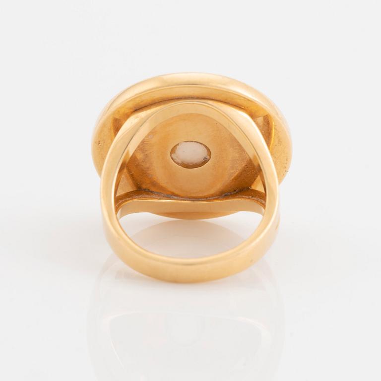 An 18K gold and mother of pearl Bulgari ring.