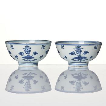 A pair of blue and white 'lotus' bowls, 17th century.