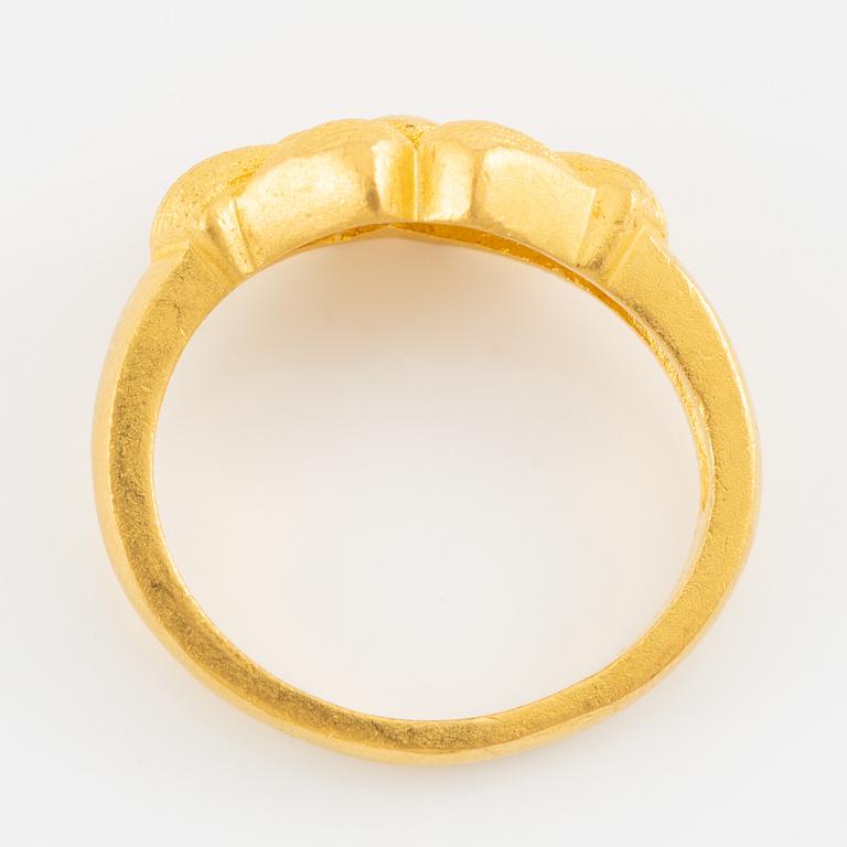 Garnityr av guldsmycken, en collier (14K), ett armband (18K), ett par örhängen (14K) och en ring (14K).