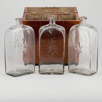 SCHATULL med TRE BRÄNNVINSFLASKOR, tidigt 1800-tal.
