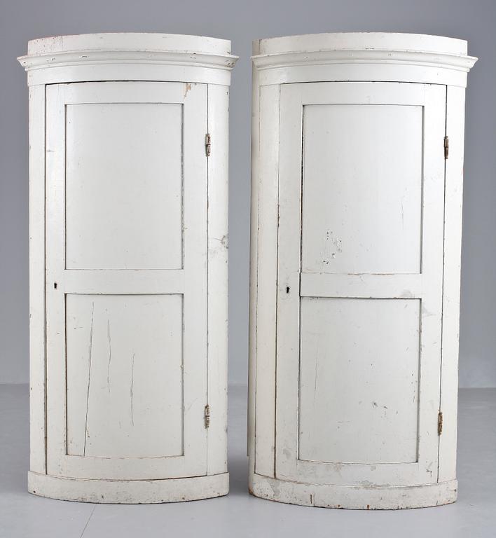 HÖRNSKÅP, ett par. 1800-tal.