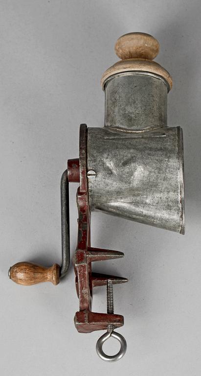 PARTI KÖKSREDSKAP, 4 delar, metall och plast, 1910/20-tal - 1970-tal.