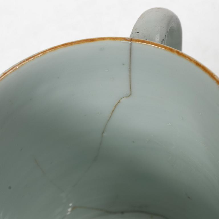Mugg samt ytterfoder, porslin. Kina, Qingdynastin.