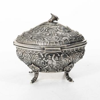 A Swedish silver sugar box, mark of AG Dufva, Stockholm 1913.