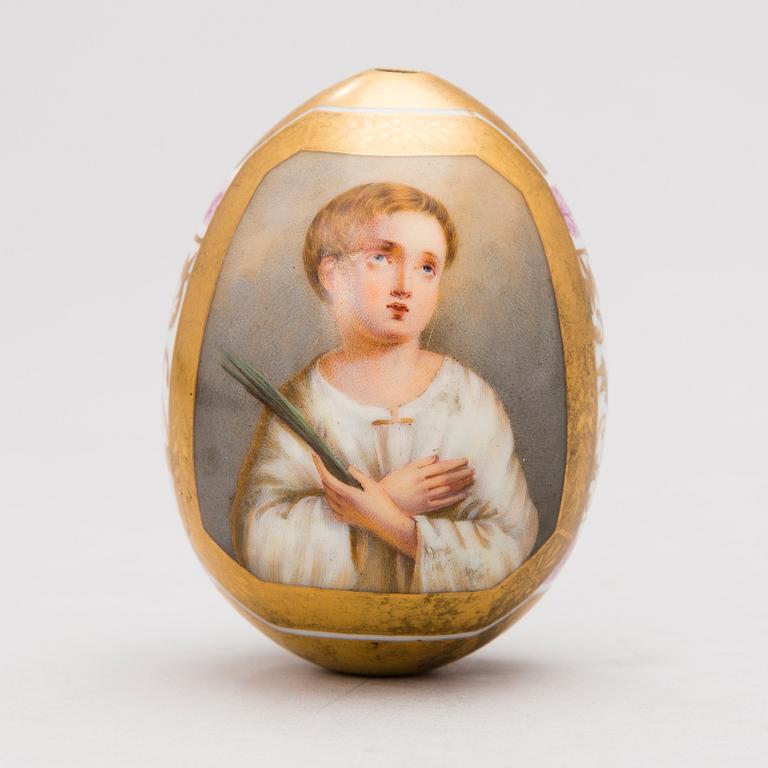 AN 19TH CENTURY RUSSIAN PORCELAIN EASTER EGG.