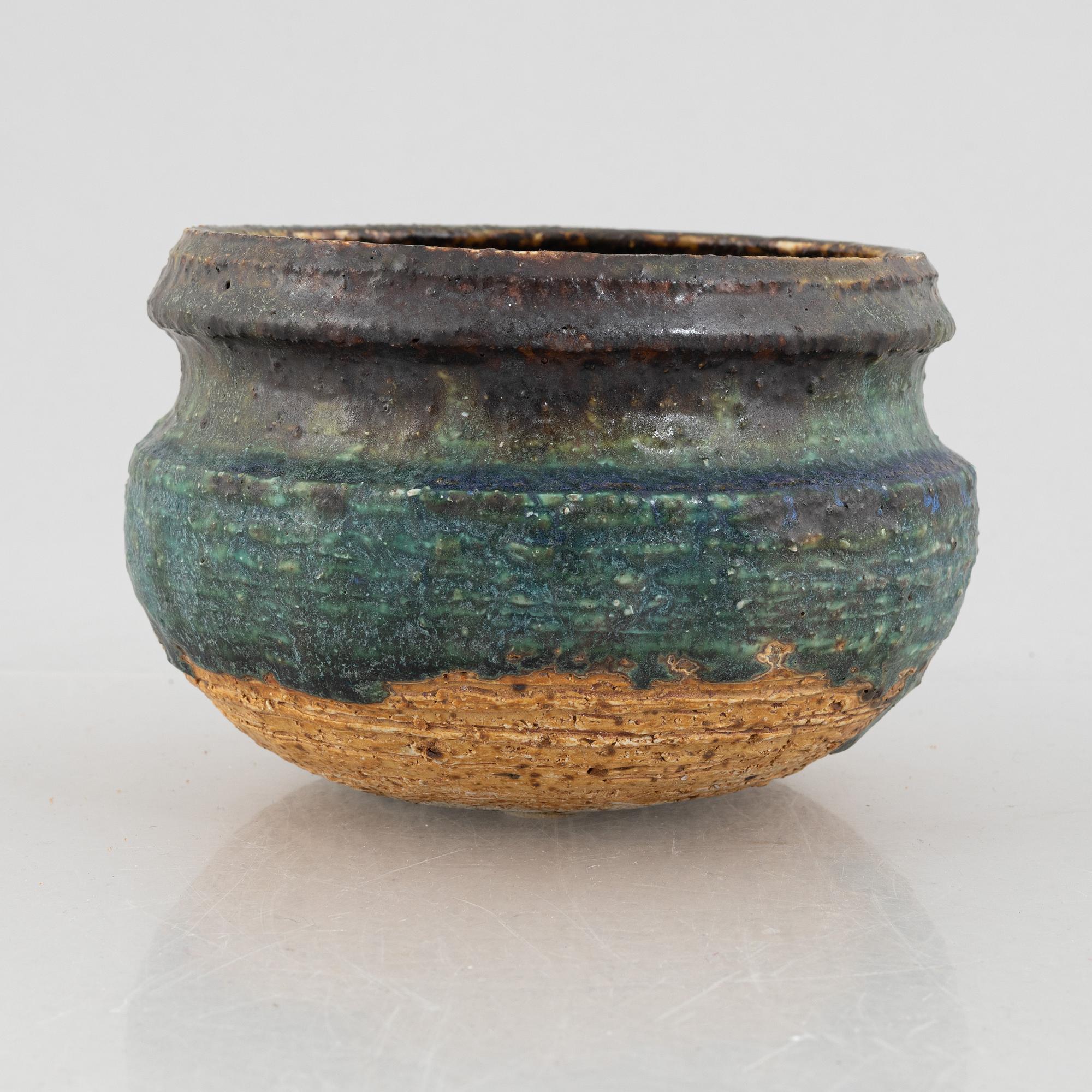 Auli Heinonen, a chamotte stoneware bowl, Arabia, Finland 1960s.