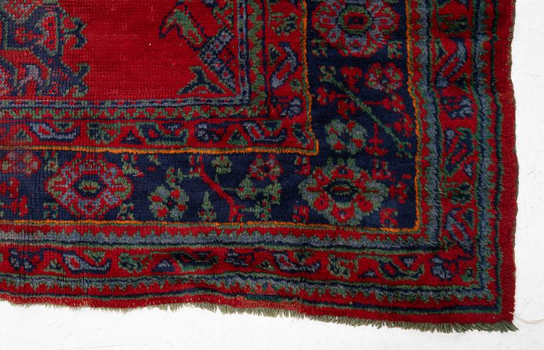 An antique Ushak carpet, Western Anatolia, approx. 380 x 313 cm.