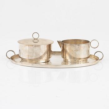 Sockerskål, gräddkanna samt bricka, Guld & Silversmedjan, Stockholm, 1967-69.