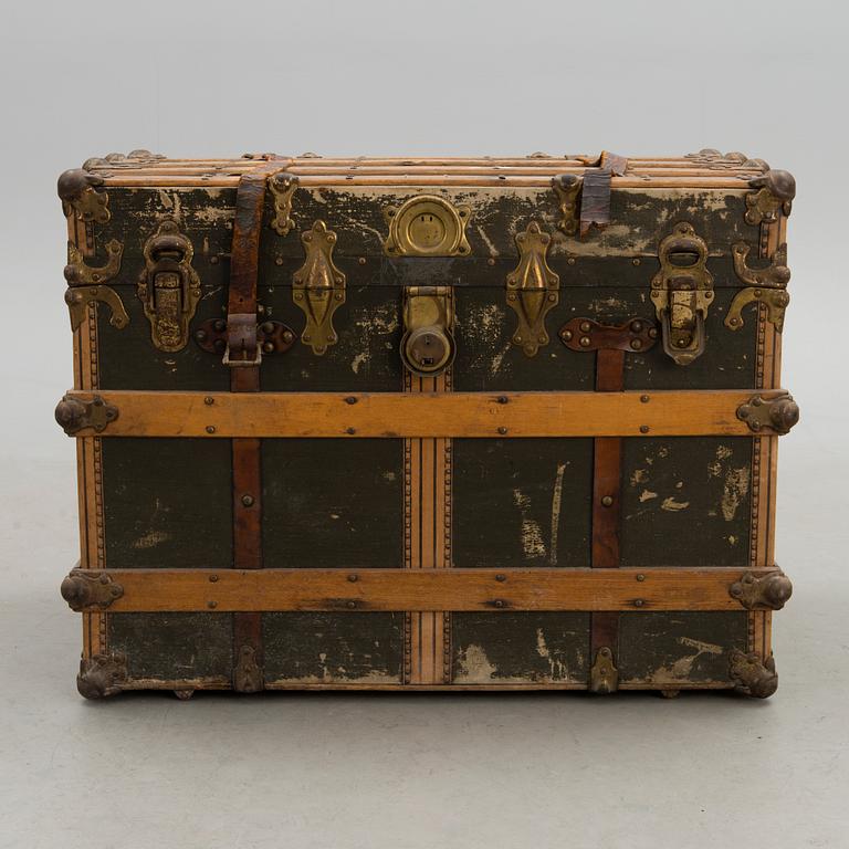 An early 20th Century trunk by The Belber Trunk & Bag Co, New York.