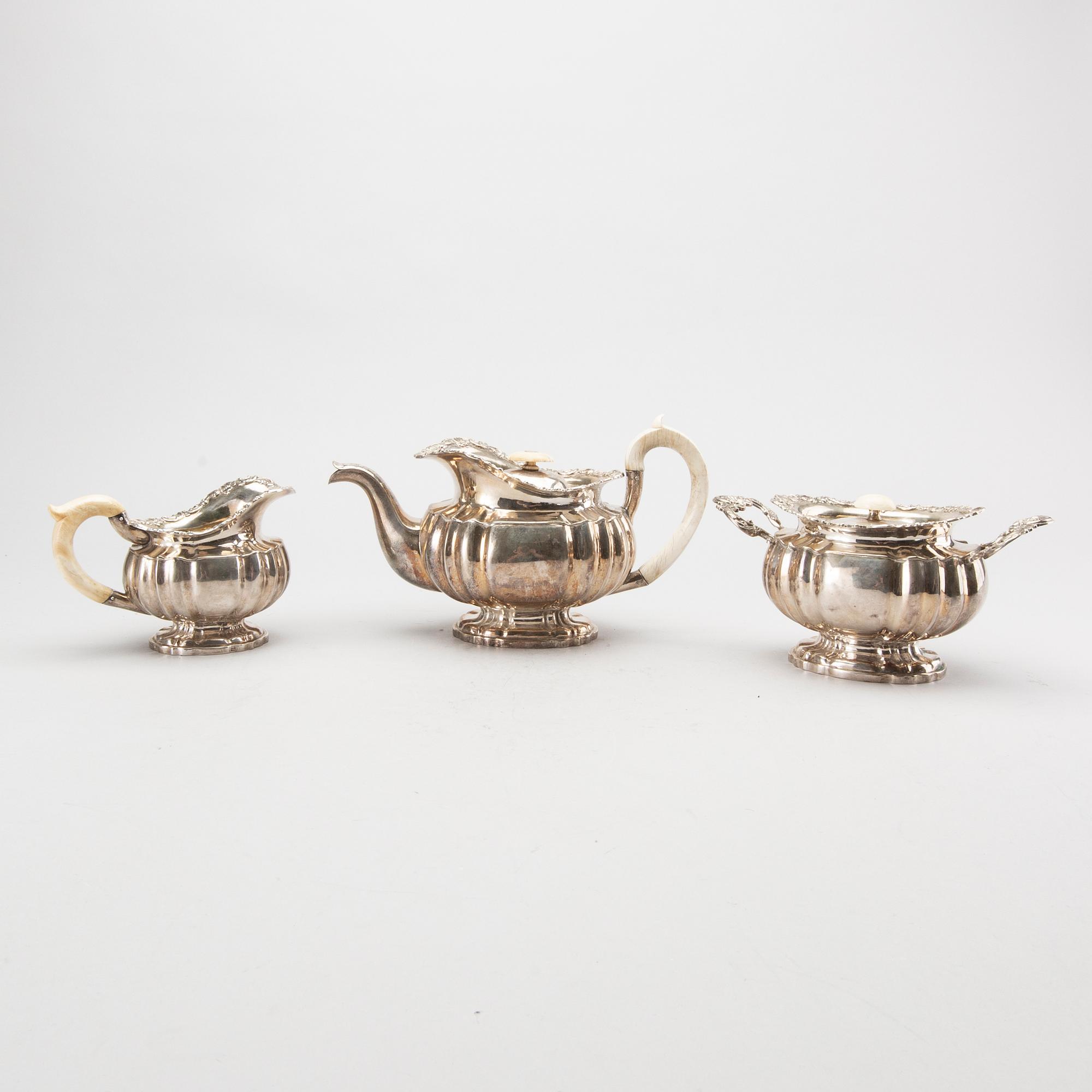 A Russian 3 pcs sivler teaservice assayermakr of N L Dubrovin Moscow 1840, totla weight ca 1450 gr.