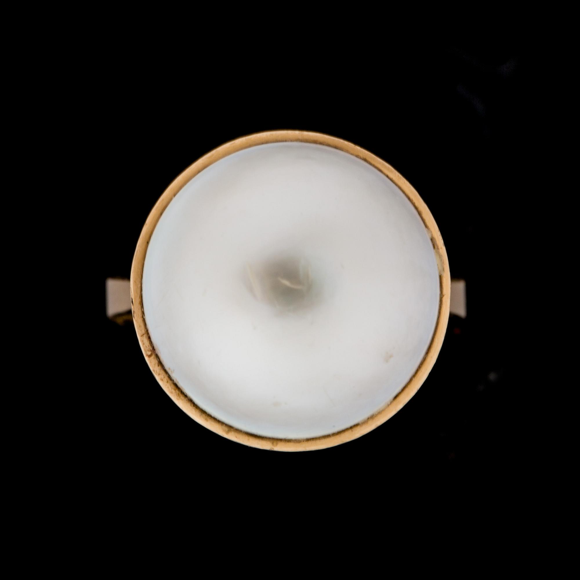 RING, 18 k guld med mabé pärla. Hugo Olsson, Helsingborg, 1971. Vikt ca 10,5 g.
