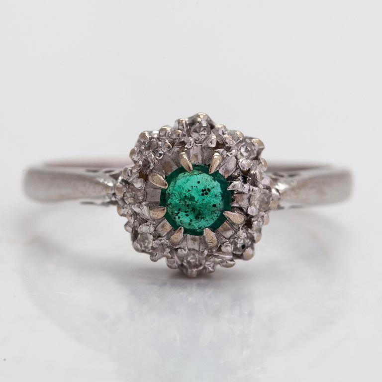 Sormus, 18K kultaa, smaragdi ja timantteja yhteensä noin. 0.04 ct.
