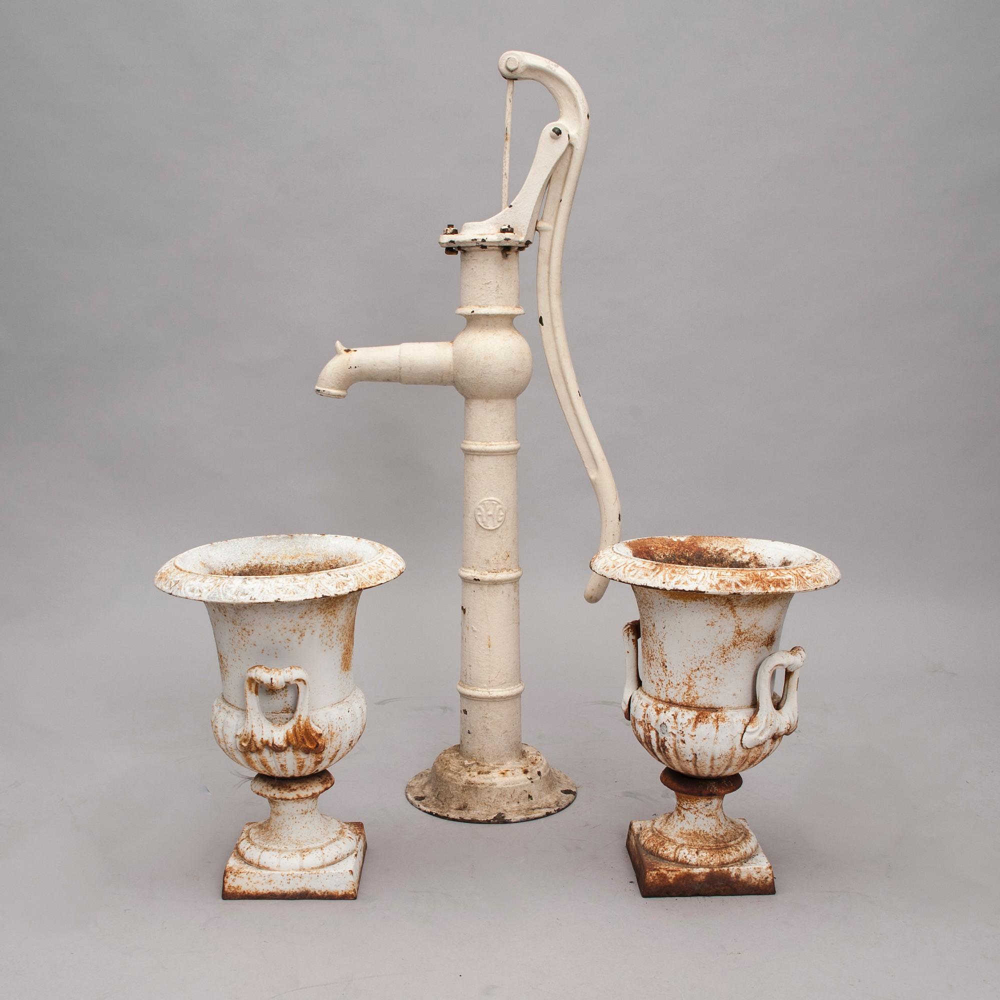 VATTENPUMP samt TRÄDGÅRDSURNOR, ett par, gjutjärn, 1900-talets första hälft.