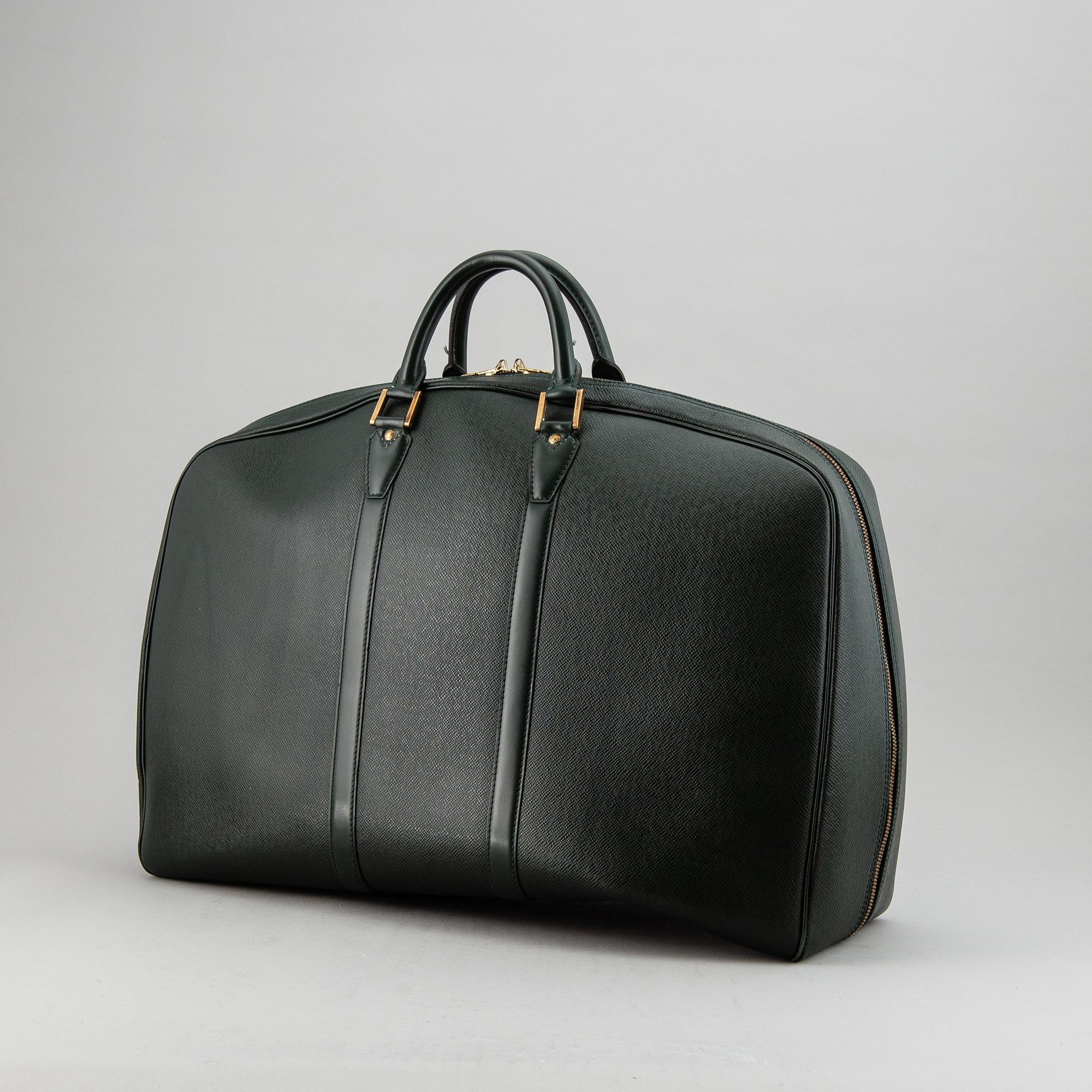 LOUIS VUITTON, 'Helanga' weekendbag with garment cover.