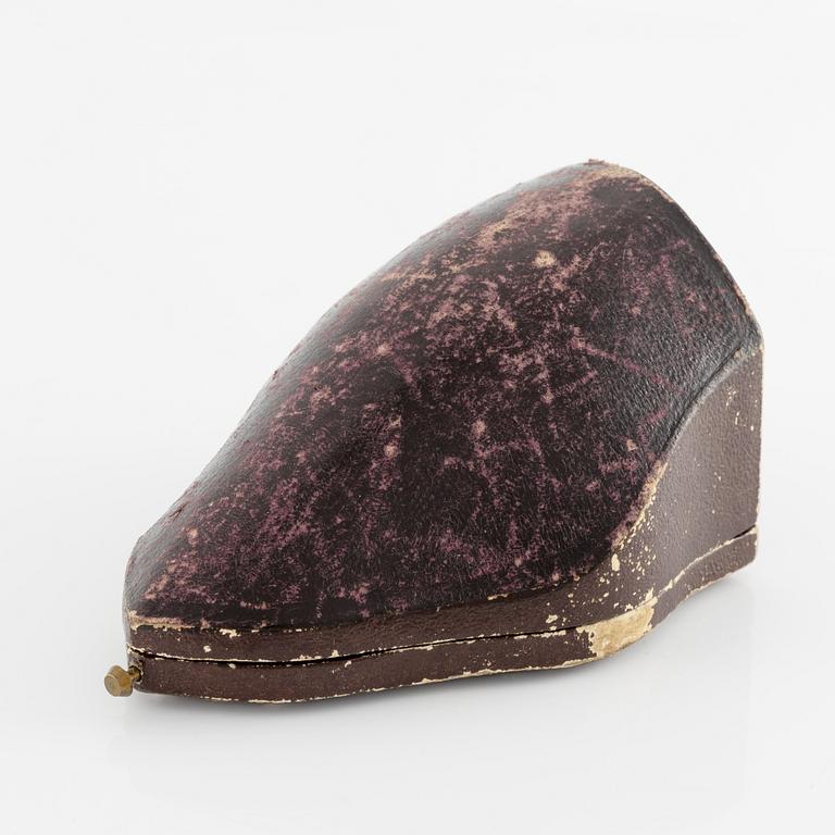 Brooch, 18K gold with pearl. 19th century.