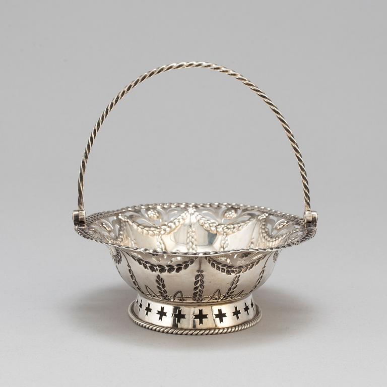 An English 18th century silver sweet meat basket, mark of Richard Meach, London 1773.