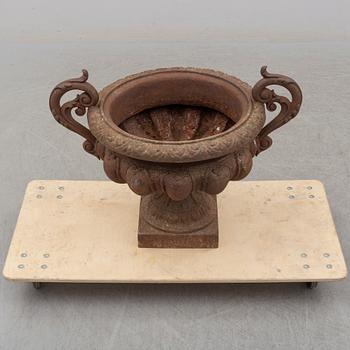 A DECORATIVE CAST IRON URN, ca 1900.