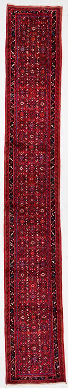 Gallery carpet, Hosseinabad, ca 532 x 82 cm.