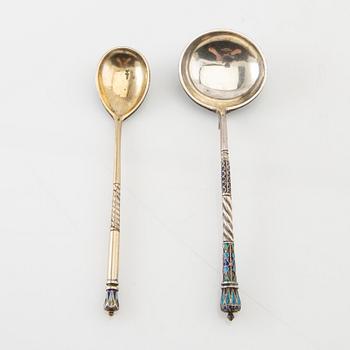 Skedar 2 st Ryssland silver och emalj 1908-26.