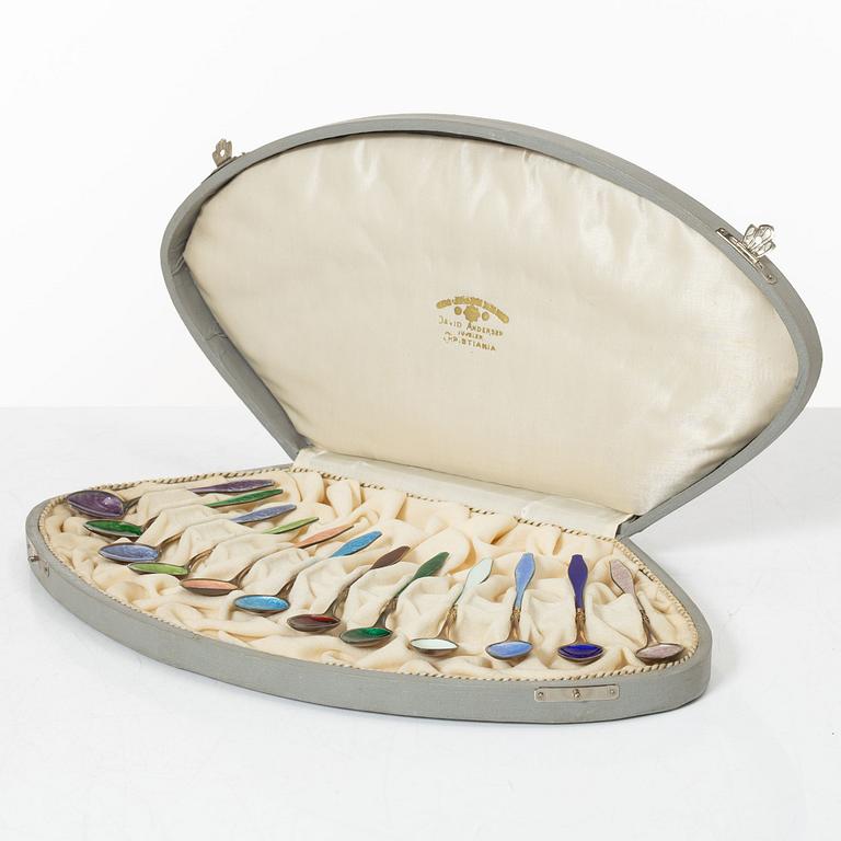 David Andersen, moccaskedar, 12 st, i etui, sterlingsilver och emalj, Norge, 1900-talets början.