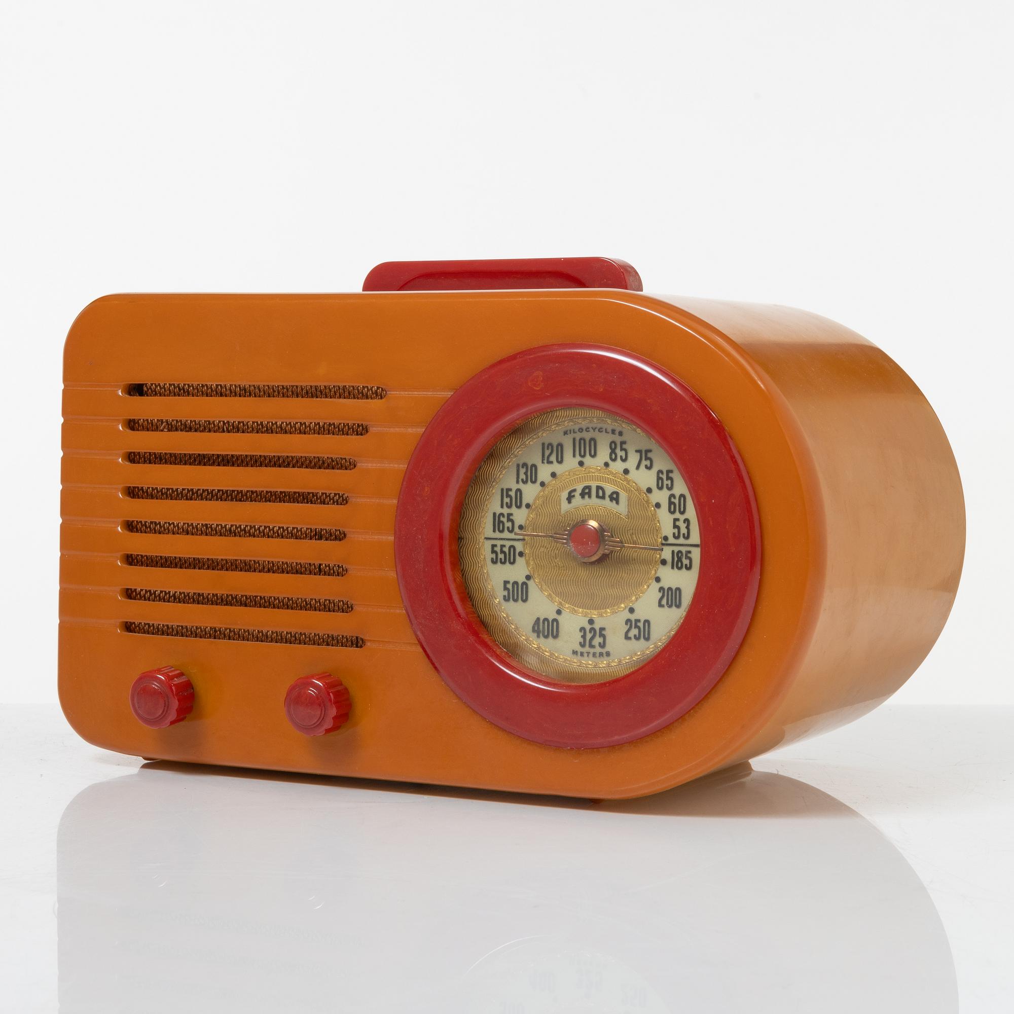 A Fada Streamliner "Bullet" radio model 1000, ca 1945.