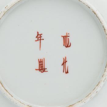 A set of 12 Chinese porcelain plates, circa 1900.