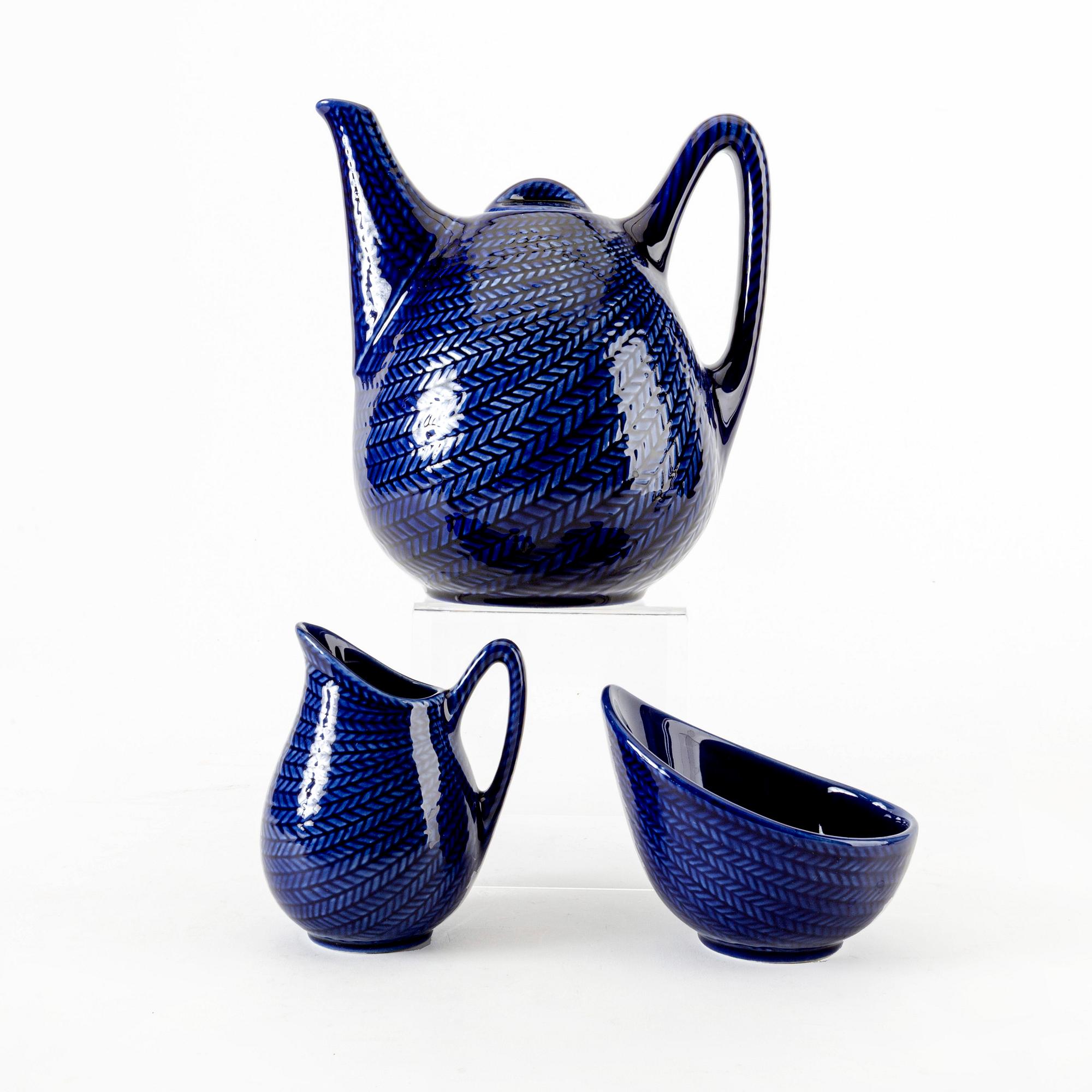 A Hertha Bengtson "Blå eld" 49 pcs tea service flintware.