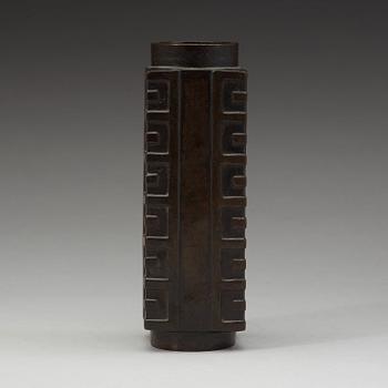 A 'Kang' shaped bronze vase, Ming dynasty (1368-1644).