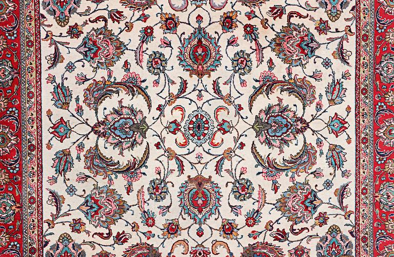 A carpet, Sarouk, ca 397 x 298 cm.