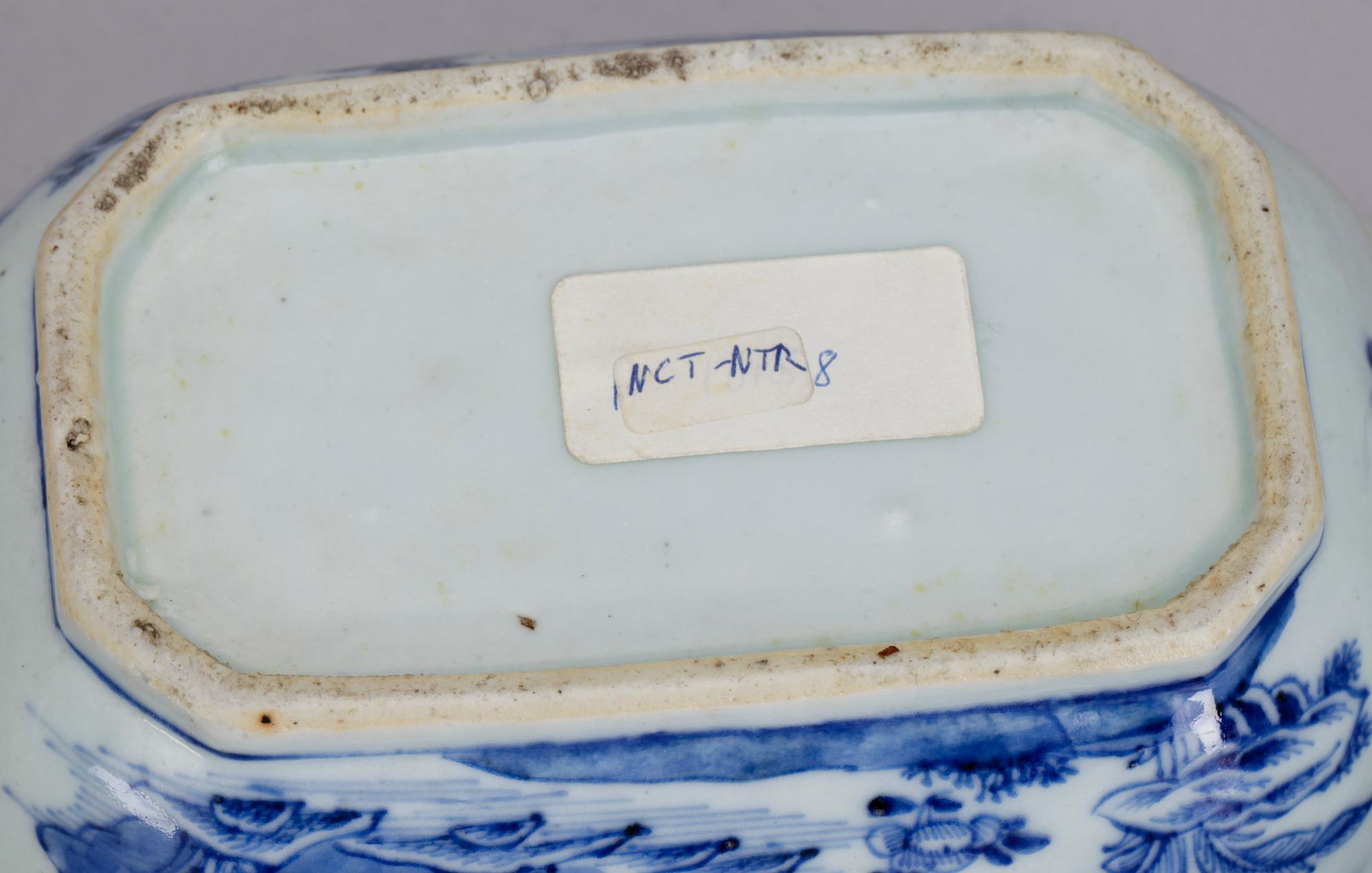 SMÖRTERRIN MED FAT, porslin, Qianlong, Kina 1700-tal.