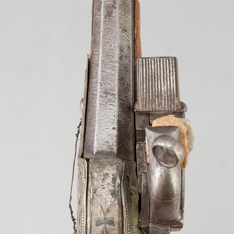 SNAPPLÅSPISTOL, Kaukasisk samt KARTUSCHVÄSKA, 1800-tal.