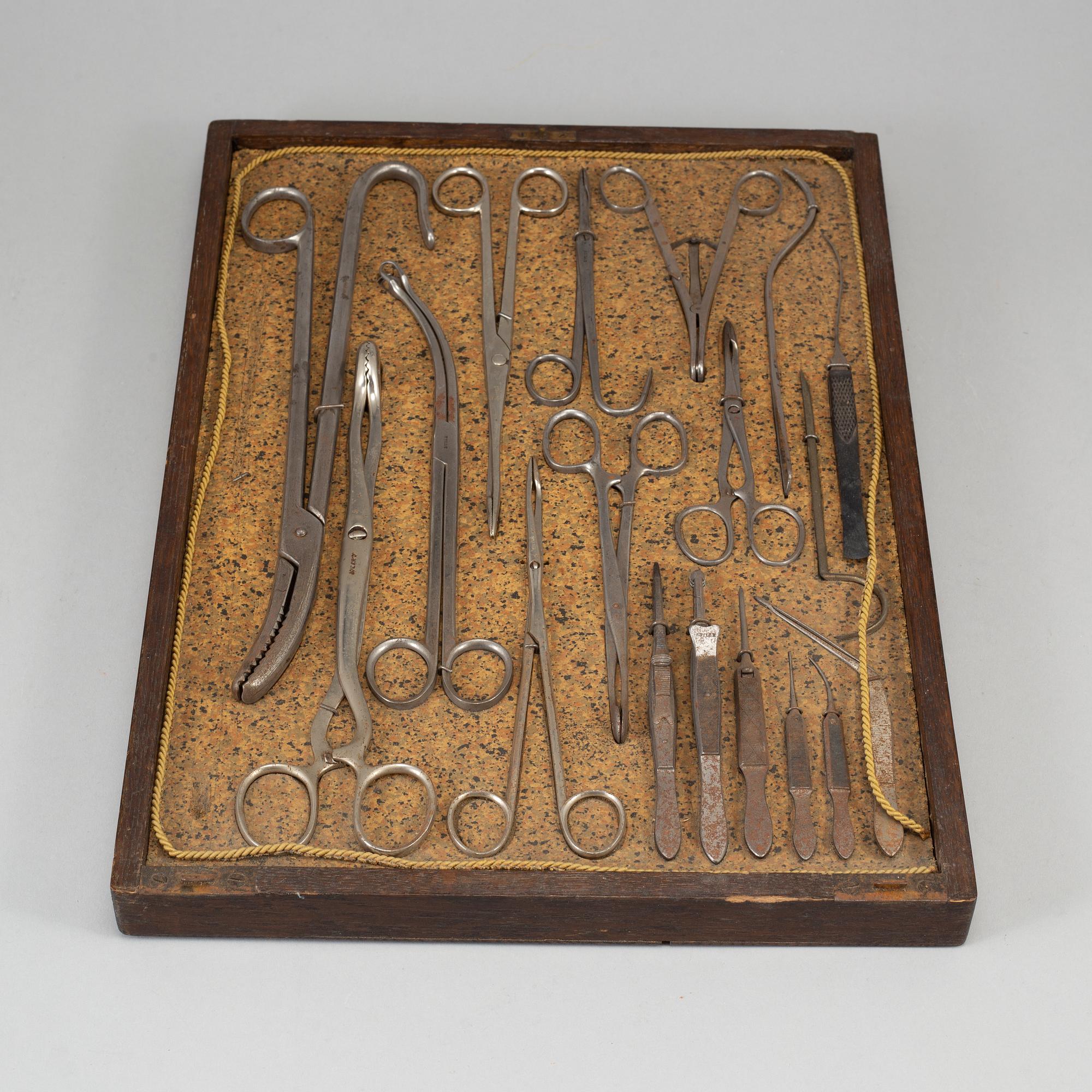 LÄKARINSTRUMENT, ca 40 delar, i schatull av ek. Omkring år 1900.