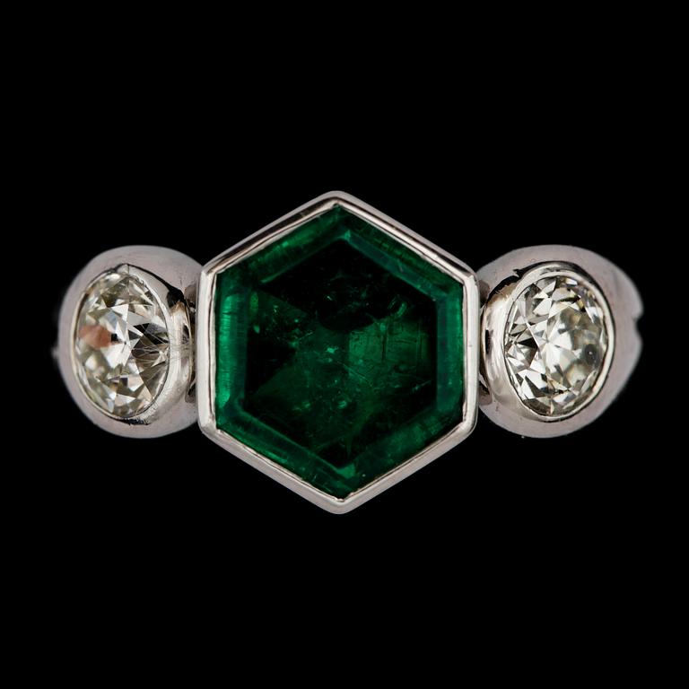 RING, hexagonalt slipad smaragd, ca 3 ct, och gammalslipade diamanter, tot. ca 1 ct.