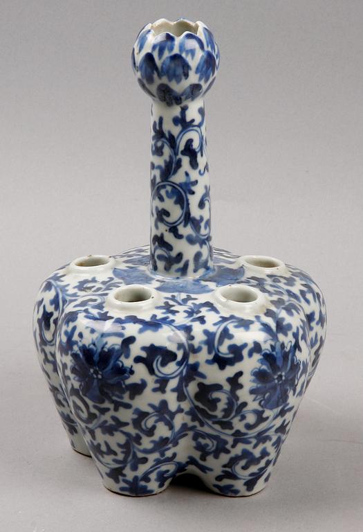TULPANVAS, porslin. Kina Qingdynastin, 1800-tal.
