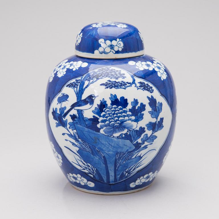 A Chinese porcelain ginger jar from the end of the 19th century.