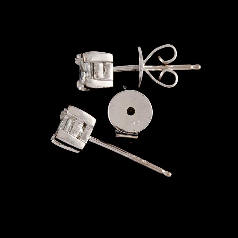 ÖRHÄNGEN, ett par, 18k vitguld med prinsesslipade diamanter, totalt 0.75 ct. Vikt 2 g.