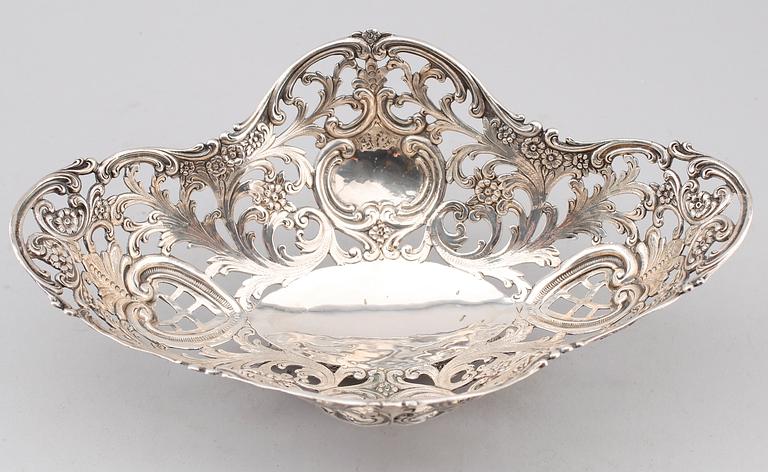 SKÅL, silver (835), rokokostil, 1900-talets första hälft. Vikt ca  240 gram.