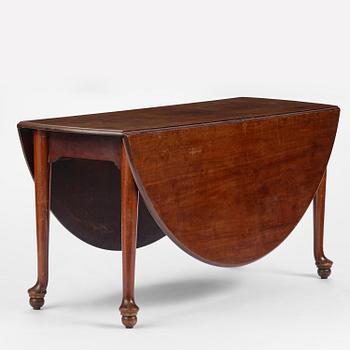 A George III mahogany gateleg table, late 18th century.