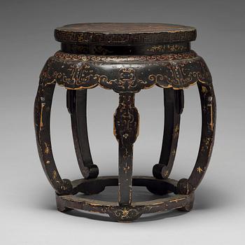 696. A wooden barrel shaped stool, late Qing dynasty, circa 1900.