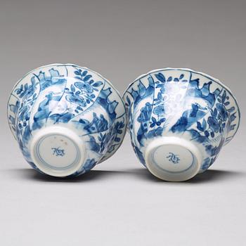 Six (2+2+2) blue and white cups with five (2+2+1) dishes, Qing dynasty, Kangxi (1662-1722).