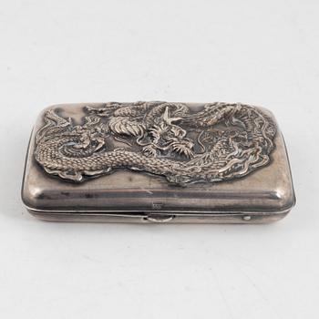 Eldstålspung 'huo lián bao' och etui, vitmetall och läder, sen Qingdynasti.