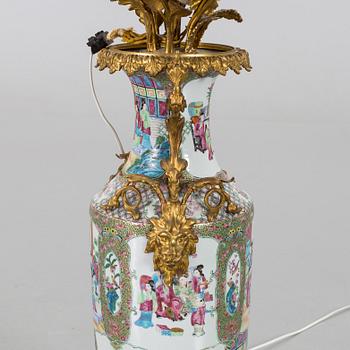 A TABLE LAMP/VASE, KANTON PORCELAIN. 19-20TH CENTURY.