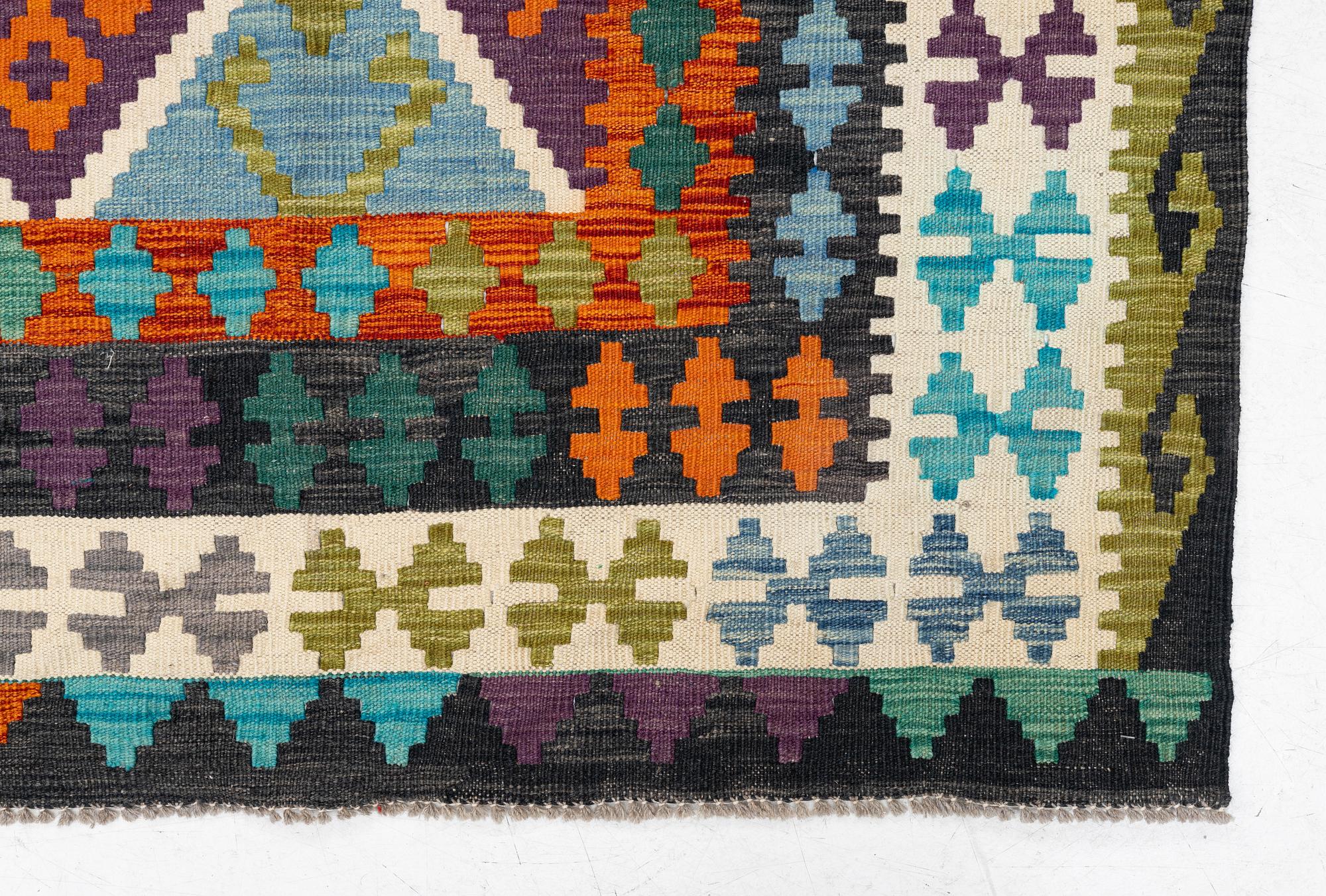 Matta, kelim, ca 344 x 271 cm.