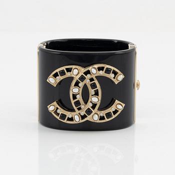 Chanel a black acrylic bracelet with pearls 2019. Bukowskis